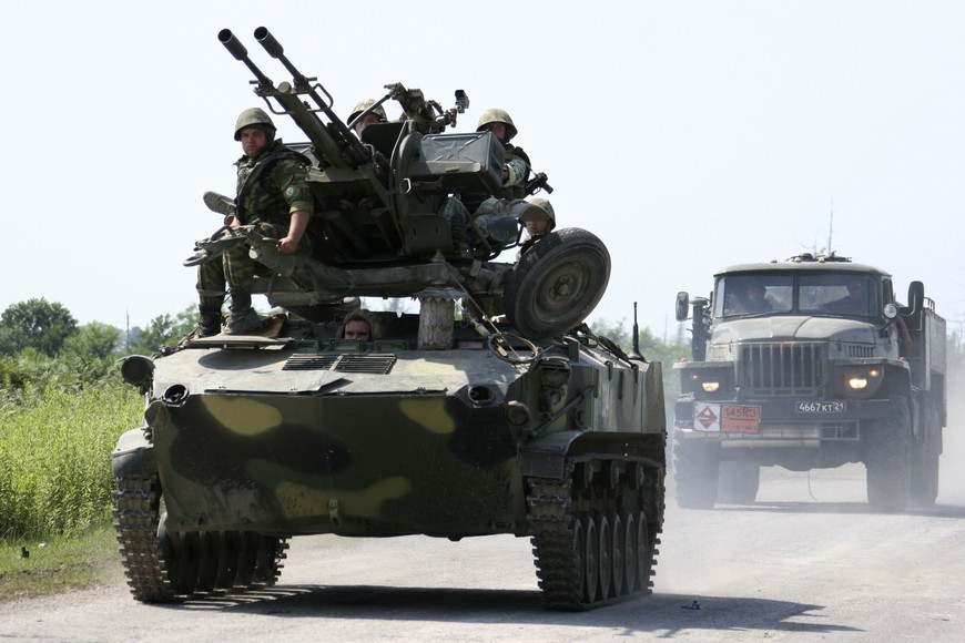 conflicto separatistas osetia del sur 

GEORGIA-ABKHAZIA/ - Russian servicemen head to the town of Gal, 80 km (50 miles) from the regional centre Sukhumi in Abkhazia, a separatist region on Georgia's Black Sea coast, August 11, 2008. Russian peacekeepers have been based inside Abkhazia and within a "security zone" running along the boundary since the early 1990s, when Abkhazia fought to throw off Georgian rule.  REUTERS/Vladimir Popov  (GEORGIA) georgia Tskhinvali  conflicto guerra en el caucaso enfrentamiento armado Georgia y Rusia reclamo independencia republica de Osetia del Sur tanques soldados rusos