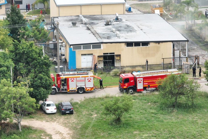 Dos camiones hidrantes asistieron la emergencia. Foto: Fernando Nicola
