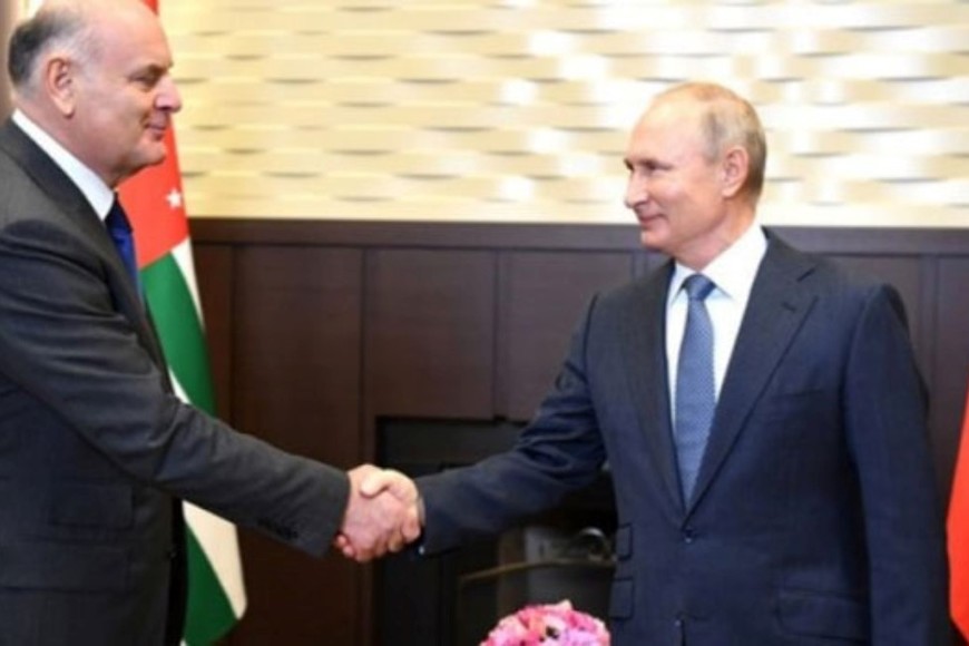 El saludo de Aslan Bzhaniam, ex mandatario de Abjasia, recibiendo a Vladimir Putin, presidente de Rusia, en 2023.