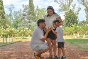 Estefanía junto a su esposo y su hijo mayor, en la dulce espera de Fausto.