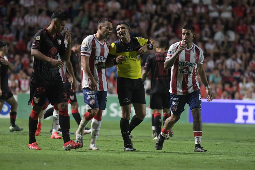 Corvalán, el capitán tatengue deberá ser el encargado de hablar con el árbitro. Foto: Manuel Fabatia.