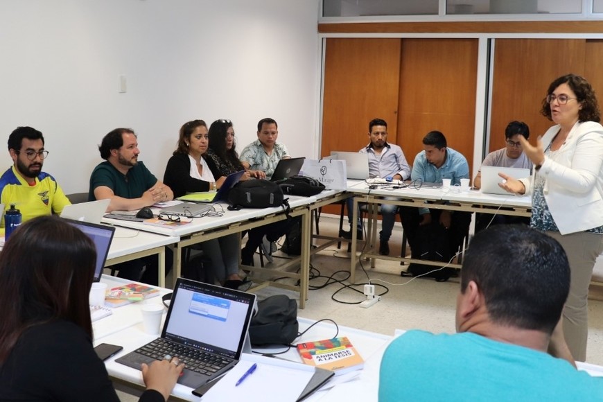 La educación está en un punto de cambio acelerado debido a las nuevas tecnologías, y se necesitan investigadores que generen modelos, teorías y estrategias innovadoras para enfrentar estos desafíos. Gentileza