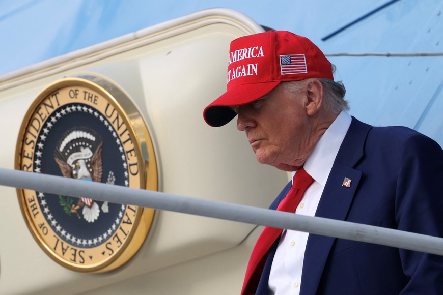 U.S. President Donald Trump steps from Air Force One upon arrival in West Palm Beach, Florida, U.S., February 16, 2025. REUTERS/Kevin Lamarque