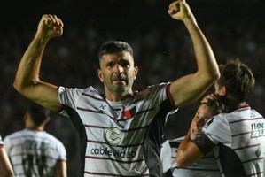 Gol de Gigliotti | Colón-Nueva Chicago | Fecha 2 Primera Nacional B. Foto: Manuel Fabatía
