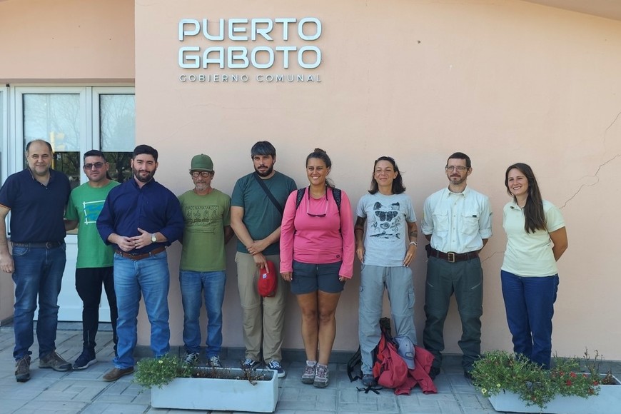 En Puerto Gaboto, el presidente comunal Juan Pablo Ruiz junto a sus colaboradores. Crédito: Cristian Góndolo