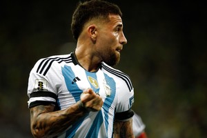 (231122) -- RIO DE JANEIRO, 22 noviembre, 2023 (Xinhua) -- Imagen del 21 de noviembre de 2023 de Nicolás Otamendi, de Argentina, festejando una anotación durante el partido de clasificación para la Copa Mundial 2026 entre Brasil y Argentina, en el Estadio Maracaná, en Río de Janeiro, Brasil. (Xinhua/Claudia Martini) (ah) (ra) (ce)