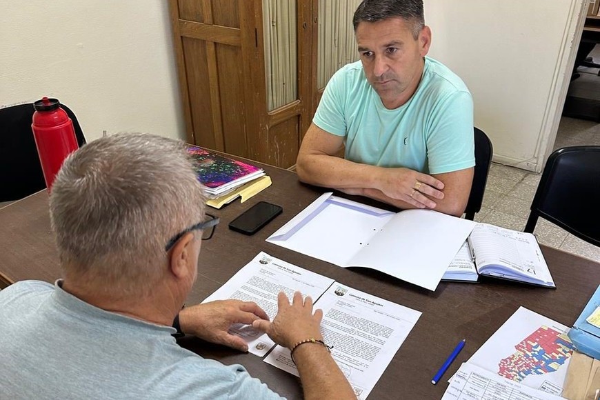 Osta junto al director de Infraestructura Rural, Roberto "Tito" Tion.