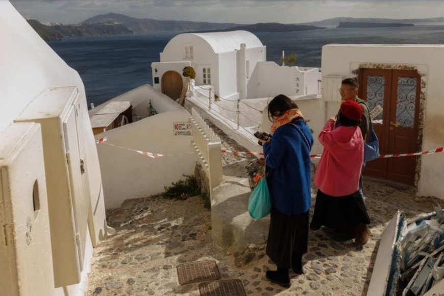 La isla volcánica de Santorini, famosa por sus erupciones históricas, ha permanecido bajo estrecha vigilancia científica durante la crisis sísmica.