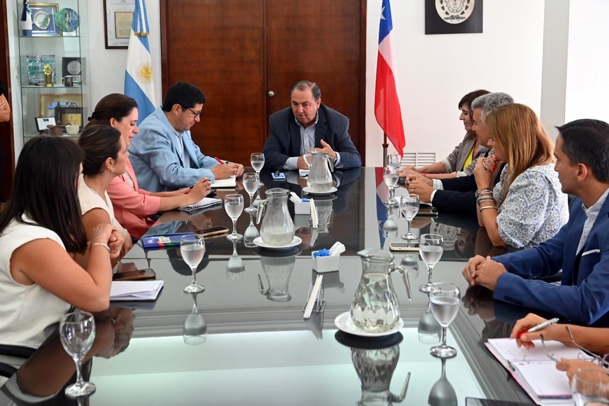 Oeste. La ciudad descansa sobre el poniente primero en los reservorios y tras la defensa, en el río Salado.