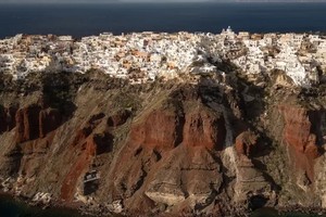 La isla volcánica de Santorini, famosa por sus erupciones históricas, ha permanecido bajo estrecha vigilancia científica durante la crisis sísmica.