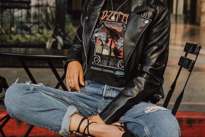 Jeans ajustados y camiseta gráfica, la combinación perfecta.