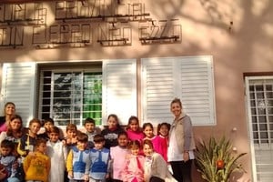 Alumnos y docentes, hoy. Lorena Mansilla y su grupo de colaboradores ya trabajan por los festejos de los cien años.