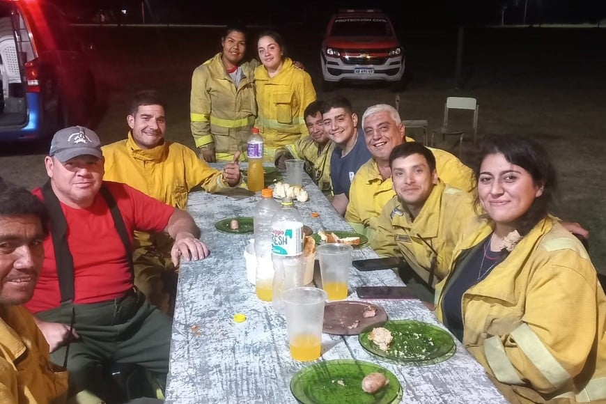 Bomberos combaten incendio de campo en Cacique Ariacaiquín