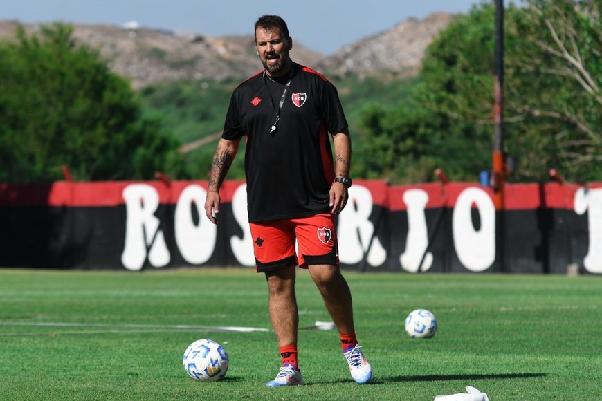 El Ogro saludó a sus nuevos jugadores en el primer entrenamiento en Newell's.