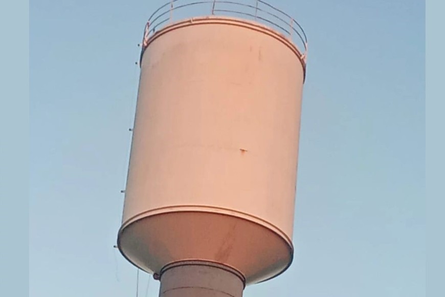 A simple vista se notan los problemas de la estructura que sostiene el tanque. Crédito: Coronda Registrada.