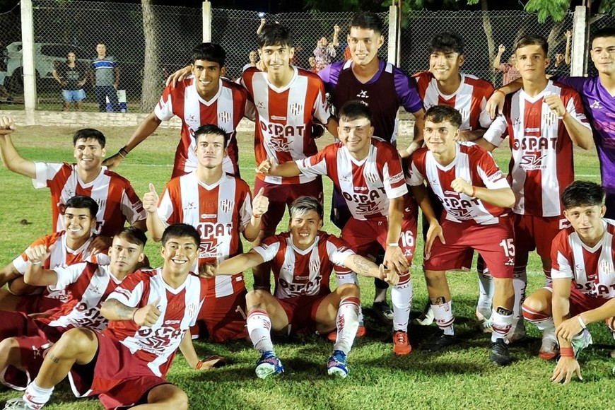 Los pibes tatengues se mostraron contentos por la victoria ante Ciclón Racing.