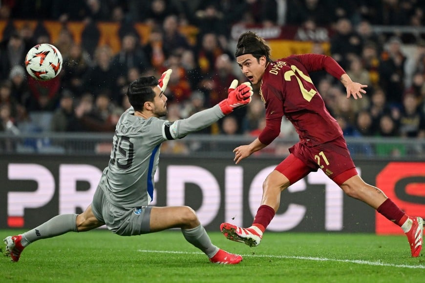 Soccer Football - Europa League - Knockout Phase Playoff - Second Leg - AS Roma v FC Porto - Stadio Olimpico, Rome, Italy - February 20, 2025
AS Roma's Paulo Dybala scores their first goal past FC Porto's Diogo Costa REUTERS/Alberto Lingria