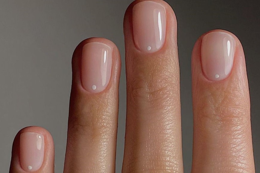Un estilo elegante y translúcido que resalta la belleza natural de las uñas.