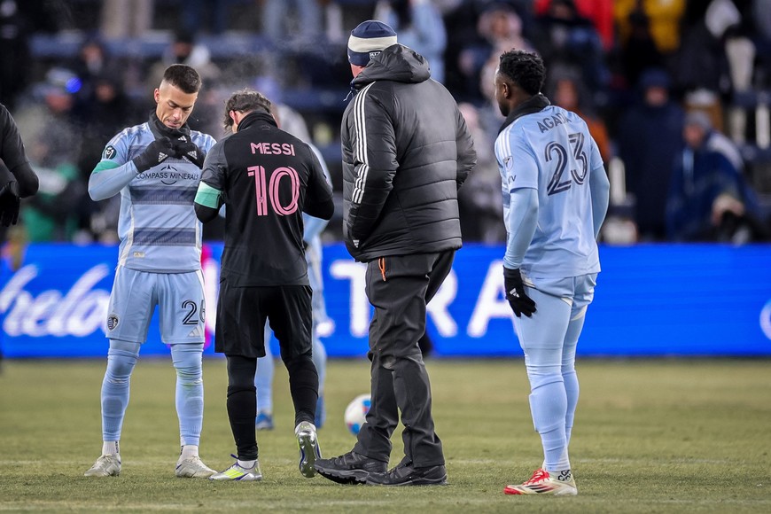 Feb 19, 2025; Kansas City, Kansas, USA; Sporting Kansas City midfielder Erik Thommy (26) exchanges jerseys with Inter Miami forward Lionel Messi (10) after the match at Children's Mercy Park. Mandatory Credit: William Purnell-Imagn Images