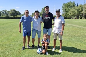 Un predio a la altura de las circunstancias. Don Yaco cuenta con 5 magníficas canchas y en el recorrido los organizadores se mostraron conformes con la presentación del predio. Miguel Gesuelli, Ezequiel Re, Darío Weglin, Emilio Yacunissi y Jero, el pequeño de Paraná que recorrió el predio con pelota dominada.