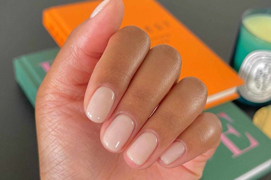 El brillo sutil y los tonos suaves la hacen una opción sofisticada.