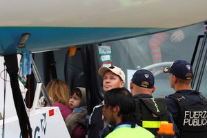 Migrantes abordan autobús en Costa Rica tras un vuelo de deportación desde EE.UU. Foto: Reuters/Mayela Lopez