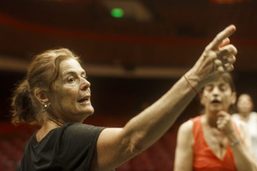 “De remate now”:  Ana Woolf en acción, con Viviana Quaranta atendiendo a sus indicaciones.