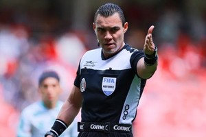 Un árbitro mexicano le pidió un autógrafo a Messi y fue castigado. Gentileza