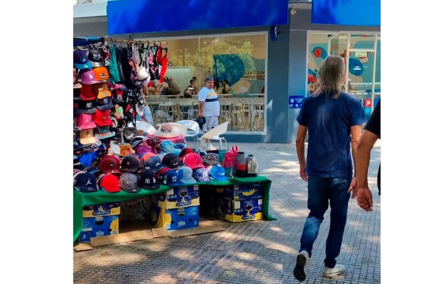 Indumentaria, accesorios y hasta botellas y pavas eléctricas; parte de lo que se vende en la plaza.