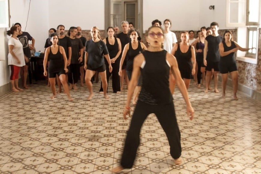 “De remate now”:  El Grupo LAT, trabajando la coreografía con Alejandra Tillar.