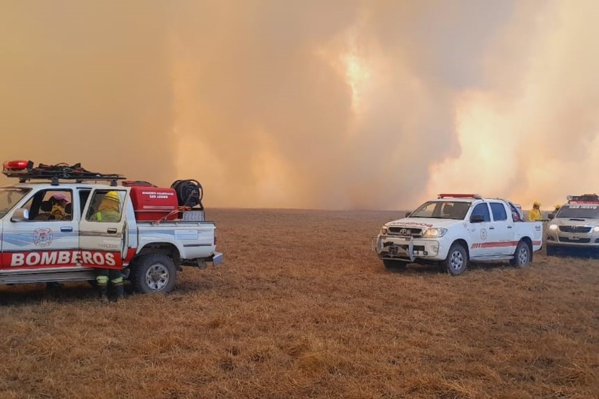 Cacique Ariacaiquín: Bomberos trabajan intensamente para contener nuevos focos ígneos.