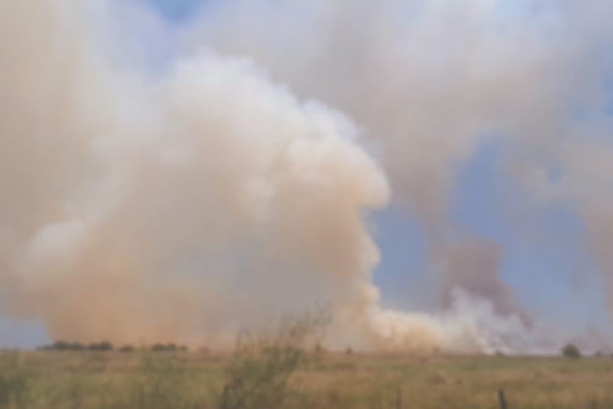 Cacique Ariacaiquín: Bomberos trabajan intensamente para contener nuevos focos ígneos.