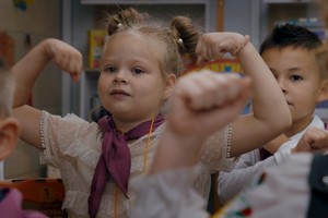 Documental “Timestamp” (Marca de Tiempo), de la directora ucraniana Kateryna Gornostai. Es un trabajo que desiste de comentarios, entrevistas o dramatizaciones. Muestra la vida a diario de diferentes escuelas en varios sitios de Ucrania, tanto cerca del frente, como lejos del conflicto.