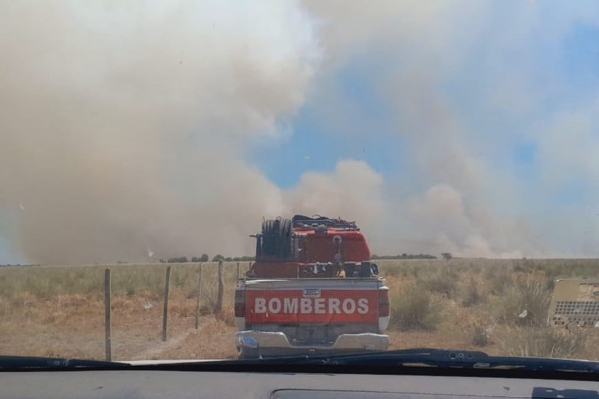 Cacique Ariacaiquín: Bomberos trabajan intensamente para contener nuevos focos ígneos.