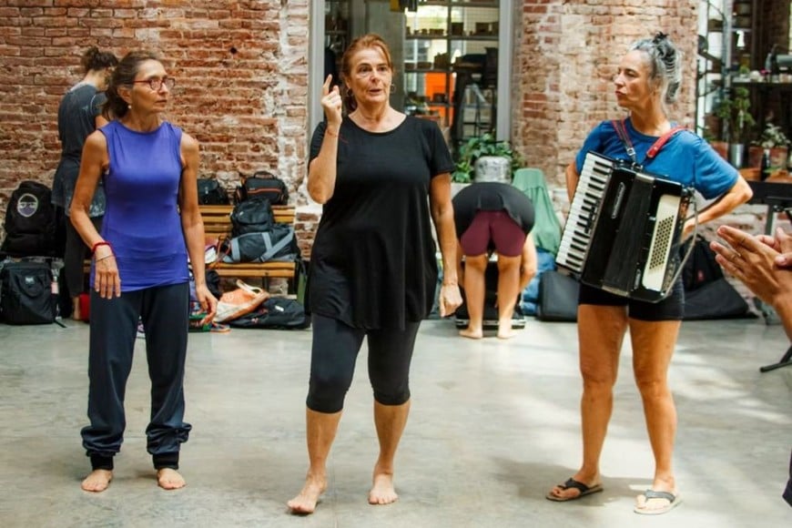 “De remate now”:  Ana Woolf, escoltada por la responsable coreográfica, Alejandra Tillar, y la coordinadora musical, Natalia Marcet.