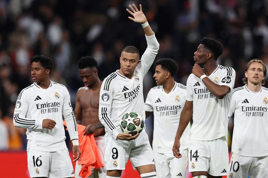 Soccer Football - Champions League - Knockout Phase Playoff - Second Leg - Real Madrid v Manchester City - Santiago Bernabeu, Madrid, Spain - February 19, 2025
Real Madrid's Kylian Mbappe celebrates with Aurelien Tchouameni after the match while holding the match ball after scoring a hat-trick REUTERS/Violeta Santos Moura