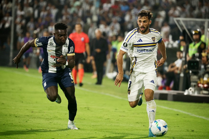Soccer Football - Copa Libertadores - Qualifying round - First leg - Alianza Lima v Boca Juniors - Estadio Alejandro Villanueva, Lima, Peru - February 18, 2025
Boca Juniors' Marcelo Saracchi in action with Alianza Lima's Erick Castillo REUTERS/Sebastian Castaneda