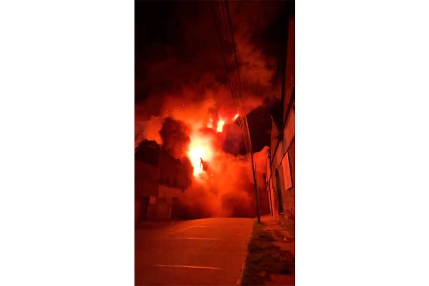 El feroz incendio sorprendió a los habitantes de Avellaneda.