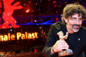 Iván Fund celebrando el Oso de Plata Premio del Jurado para “El mensaje” en el Berlinale Palast