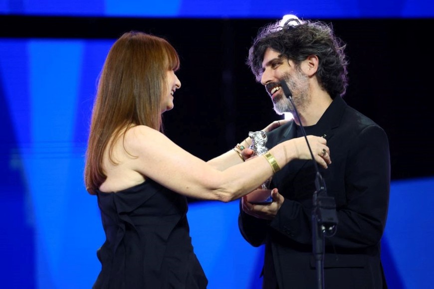 Iván Fund recibiend el Oso de Plata Premio del Jurado para “El mensaje”, de manos de la diseñadora de vestuario alemana Bina Daigeler, una de las integrantes del jurado oficial.