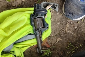 Hallaron un arma de fuego oculta en el techo de una vivienda tras un robo.