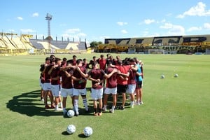 El plantel de Colón en la cancha de Mitre en ocasión del partido que se jugó el año pasado y que los sabaleros ganaron con gol de Brian Negro. Foto: Joaquín camiletti