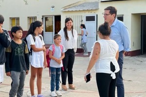 Goity inauguró el ciclo lectivo en la Escuela Rural Nro. 790 “Pablo Pizzurno”, de la ciudad de Coronda.
Foto: Gentileza
