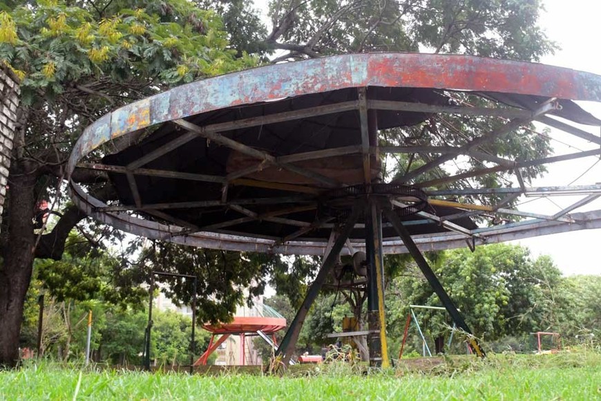 La antigua calesita se convirtió en un peligro latente para los visitantes del parque. Foto: Luis Cetraro.