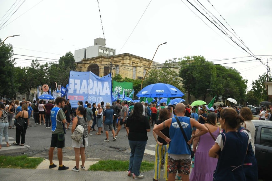 La convocatoria se hizo por la tarde, en medio de un chaparrón que se registró en Santa Fe. Foto: Manuel Fabatía