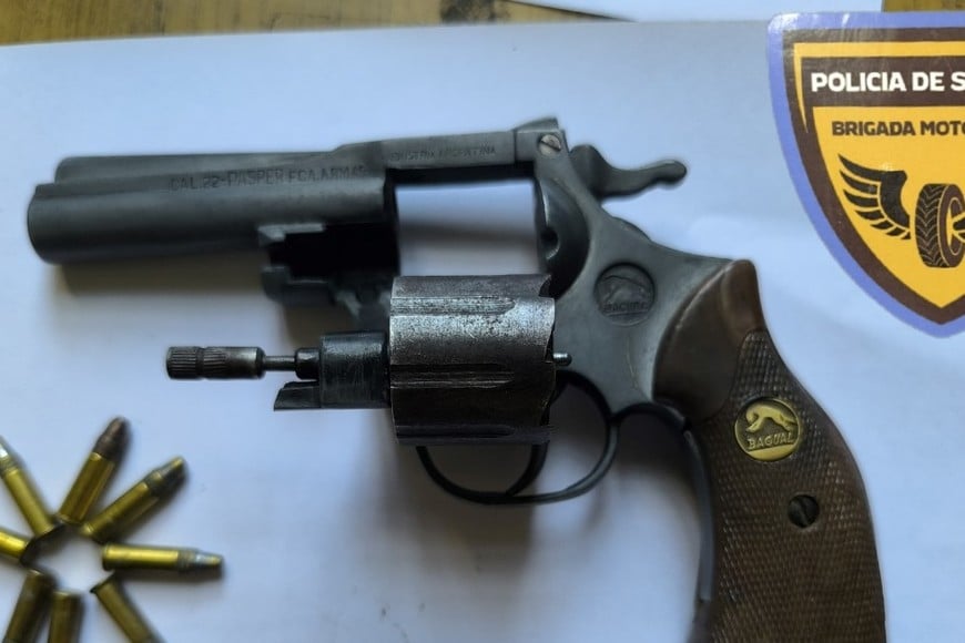 El revólver, calibre 22, que el hombre llevaba oculto entre sus ropas, a la altura de la cintura.