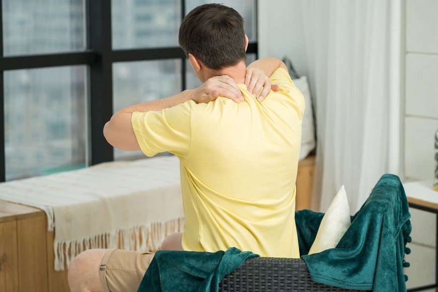 Una buena postura es clave para evitar molestias diarias.