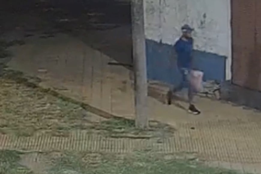 El pirómano fue captado por el Centro de Monitoreo Municipal de Venado Tuerto.