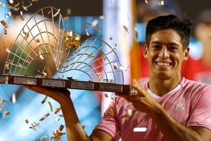El primero. Sebastián Báez se consagró bicampeón del ATP 500 de Río de Janeiro, al vencer en sets corridos al francés Alexandre Muller, siendo el primer tenista en ganar el certamen dos veces. Crédito: Jorge Silva/Reuters