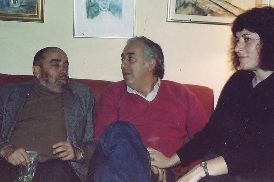 Manolo Juárez, Beatriz y el Cuchi Leguizamón en la casa de San Telmo, en la décad de 1980. Foto: Gentileza
